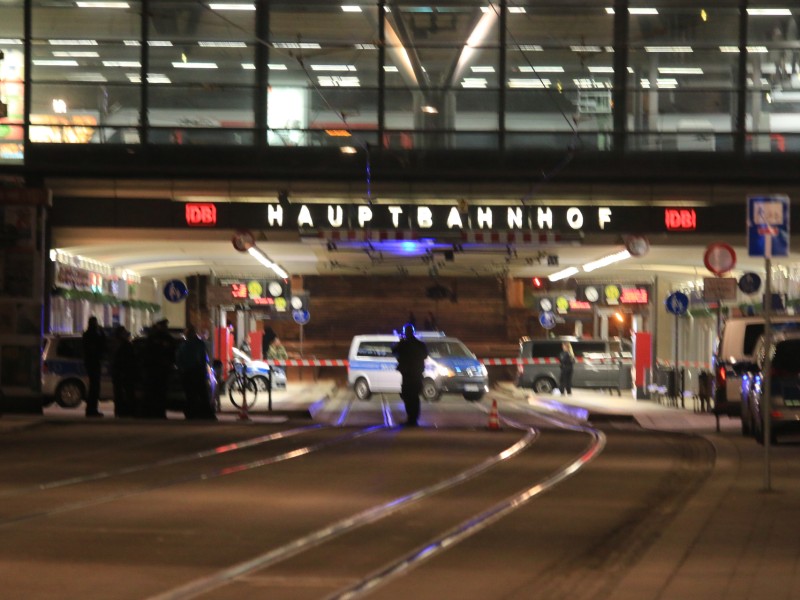 Ersten Informationen zu Folge, soll es eine Schießerei am Erfurter Hauptbahnhof gegeben haben. Die Polizei ist mit einem Großaufgebot vor Ort. Foto: Matthias Gränzdörfer