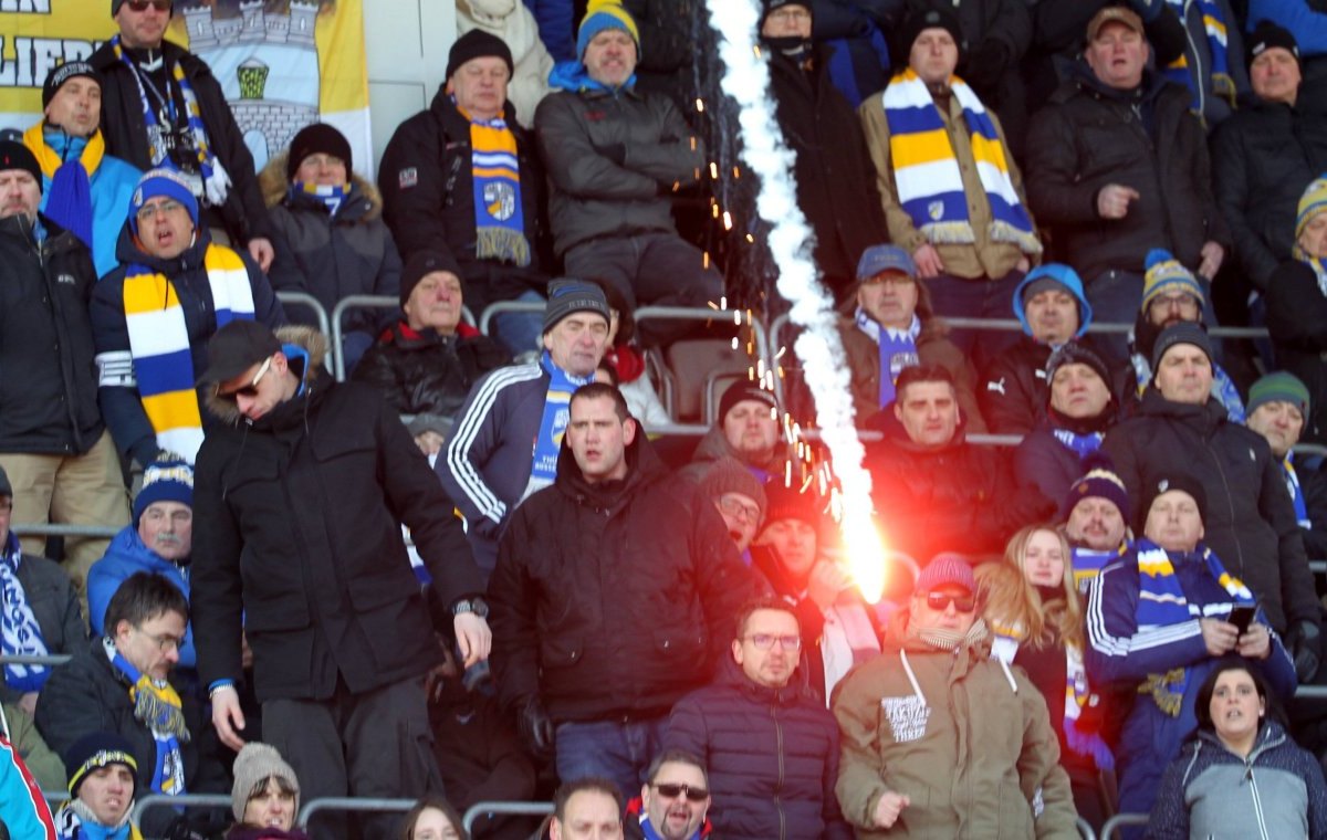 Pyrotechnik beim Fußball Jena gegen Erfurt