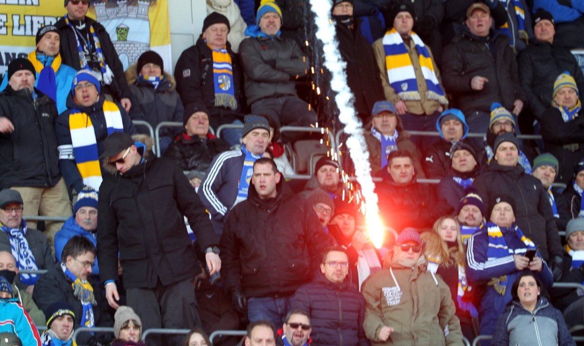 Pyrotechnik beim Fußball Jena gegen Erfurt