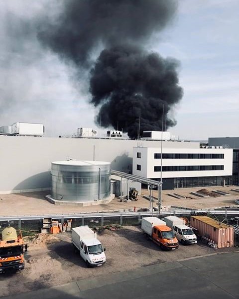 Rauchsäule Feuer in Erfurt bei Autoverwertung in Johannesvorstadt