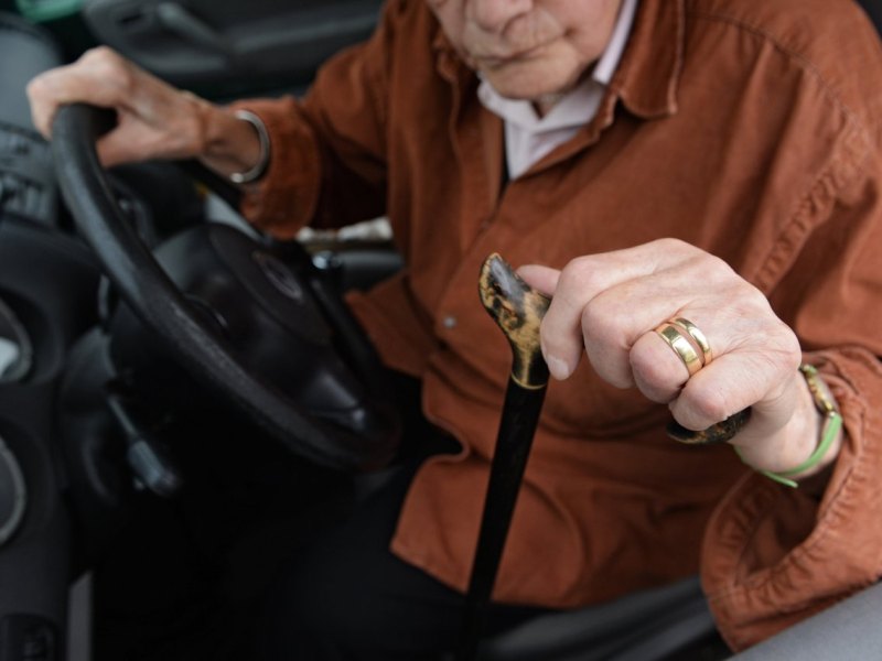 Rentner fährt Auto