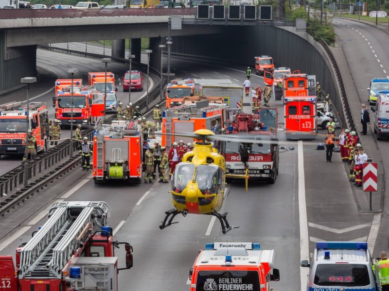 Rettungshubschrauber Hubschrauber Helikopter Autobahn Massencrash