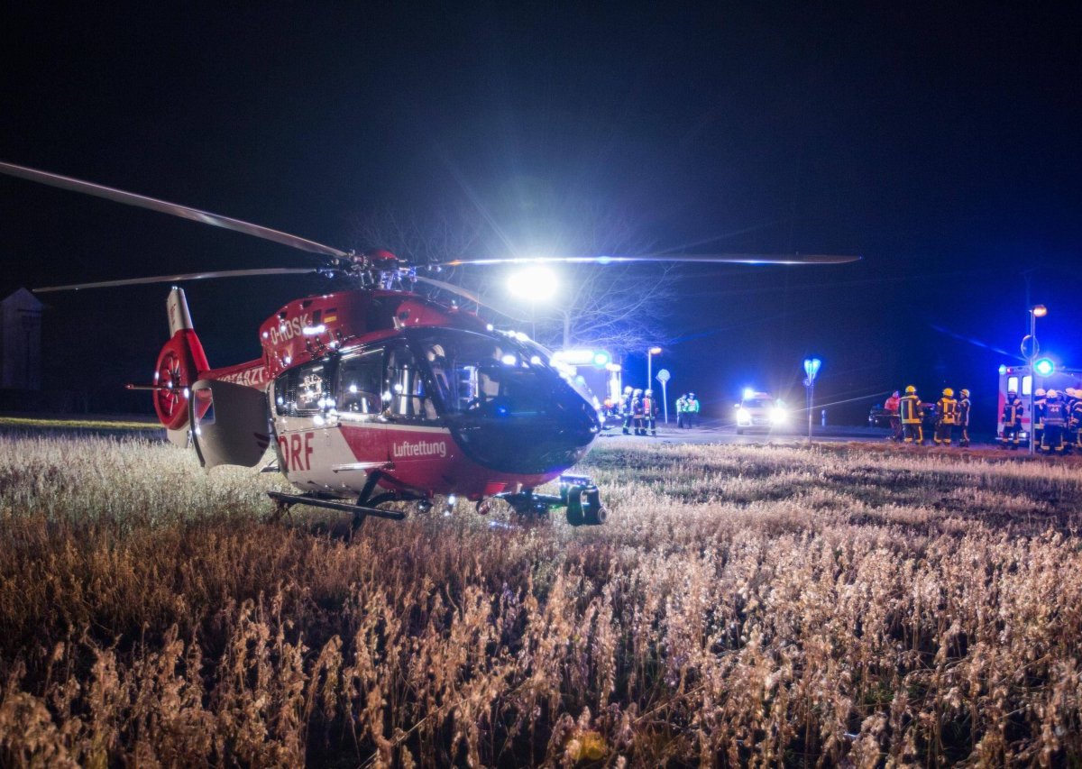 Rettungshubschrauber landet nachts auf Wiese