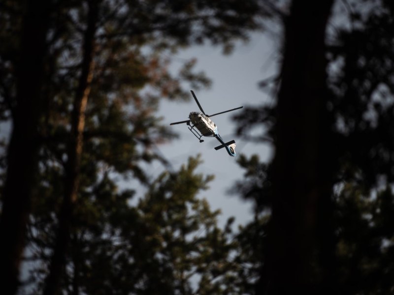 Rettungshubschrauber über Wald