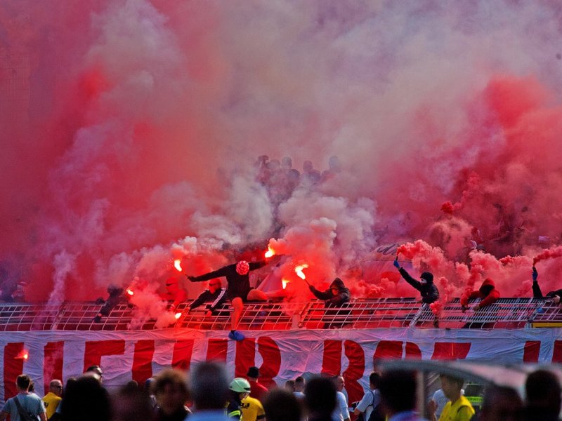 Rot-Weiß-Fans mit Pyrotechnik