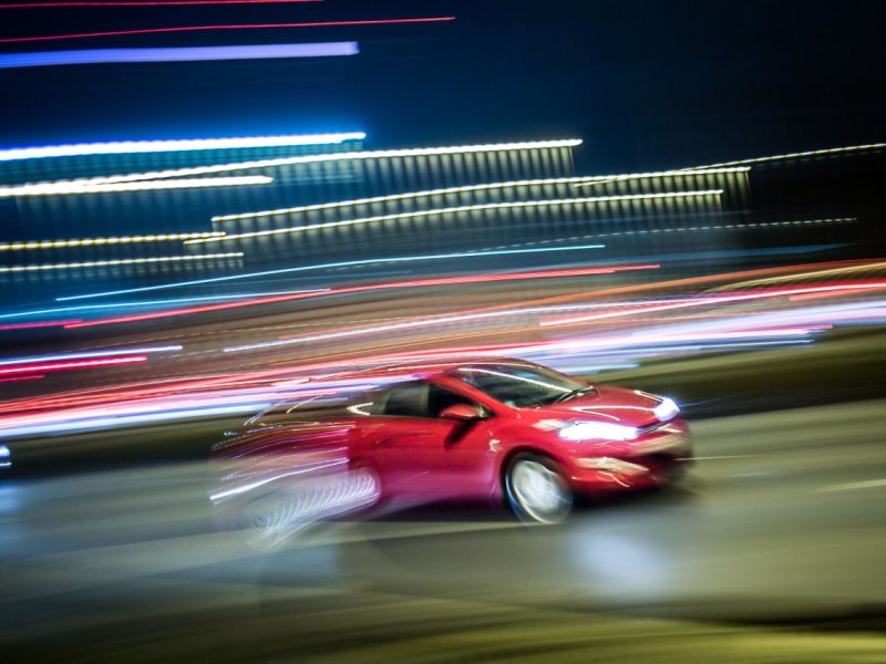 Rotes Auto fährt