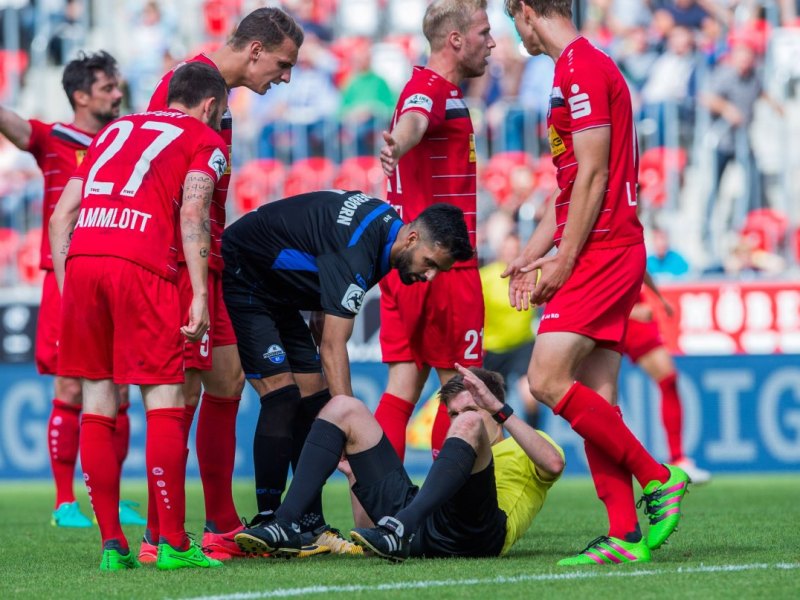 Schiedsrichter Markus Wollweber kommt bei Rot-Weiß Erfurt zu Fall