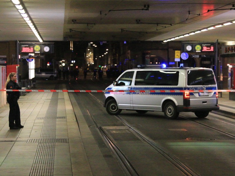 Ersten Informationen zu Folge, soll es eine Schießerei am Erfurter Hauptbahnhof gegeben haben. Die Polizei ist mit einem Großaufgebot vor Ort. Foto: Matthias Gränzdörfer