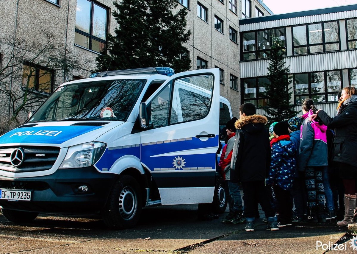 Polizeiwagen an Erfurter Schule