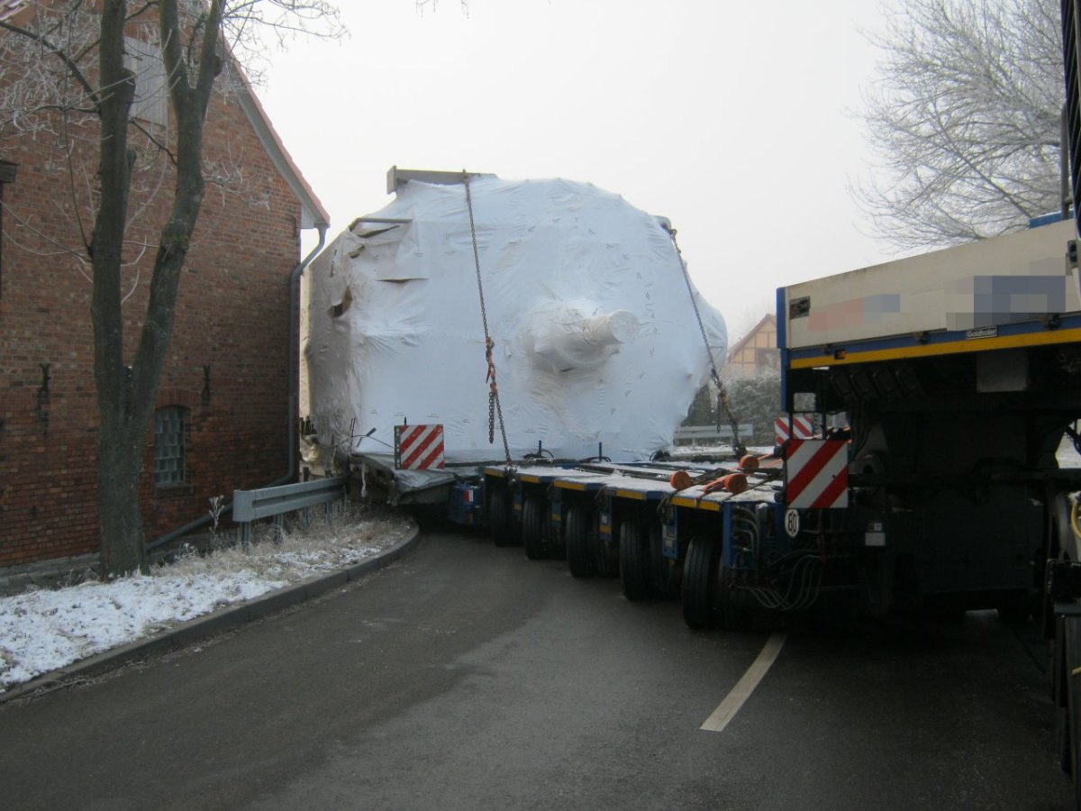 Schwerlasttransport hängt in Andisleben fest