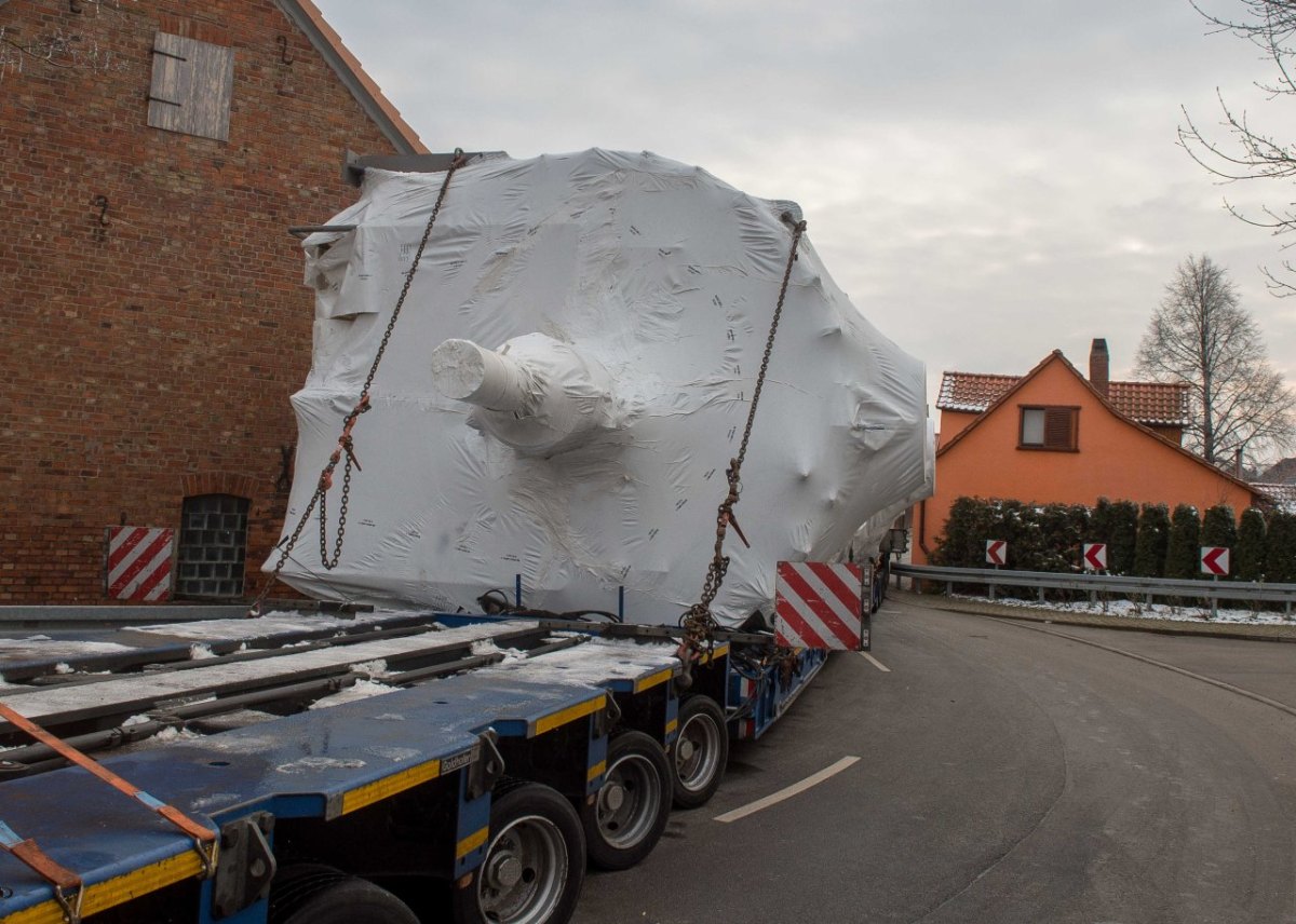 Schwerlasttransport_steckt_in_Andisleben (2).jpg
