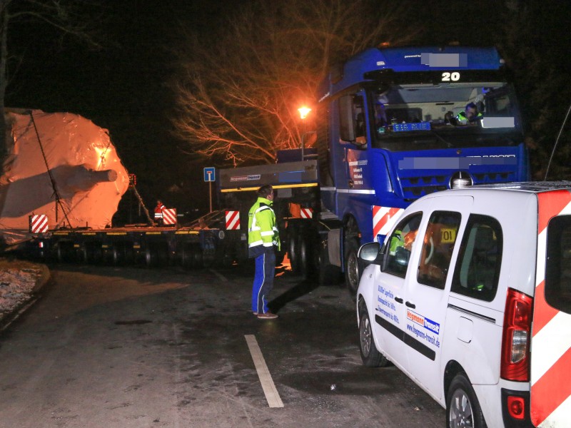 Seit etwa 4.30 Uhr am Dienstag steckte ein 44 Meter langer und sechs Meter breiter Schwertransporter in der Sömmerdaer Gemeinde Andisleben fest. Erst am Abend, setzte der Fahrer seine Route fort - im Rückwärtsgang. (Fotos: Matthias Gränzdörfer)