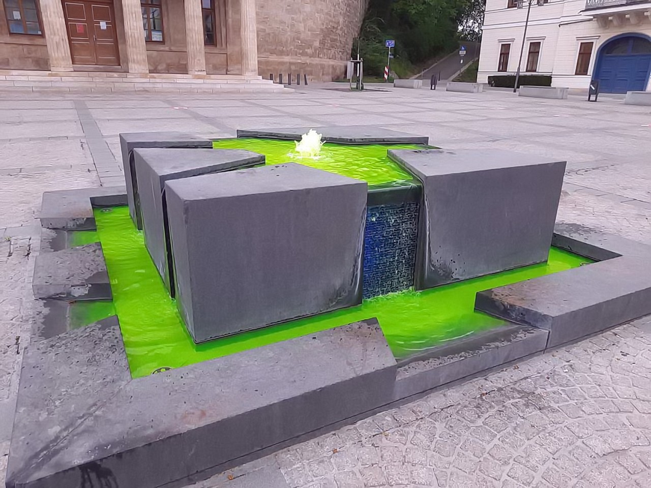 Hat ein bisschen was von Ghostbusters: In Sondershausen wurde das Wasser des Brunnens auf dem Markplatz verunreinigt. 