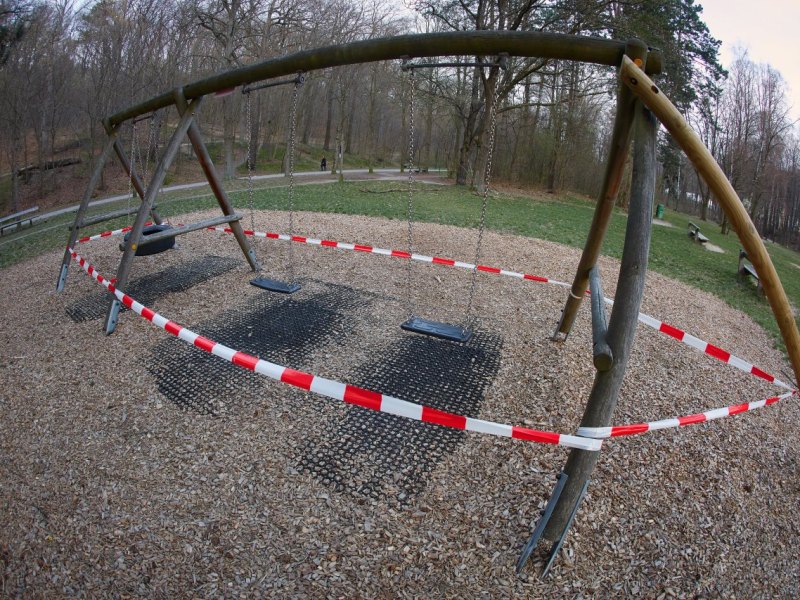 Spielplatz Absperrung.jpg