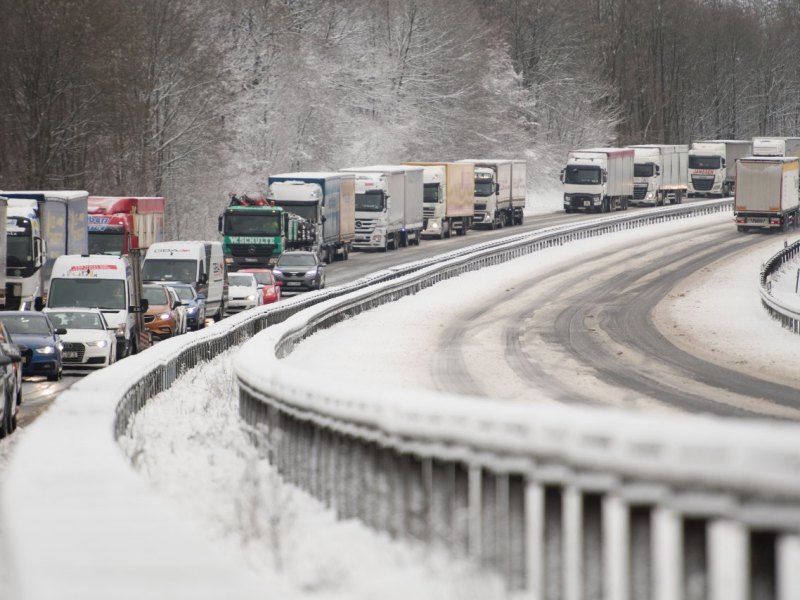 Stau auf Autobahn wegen Sturmtief Egon