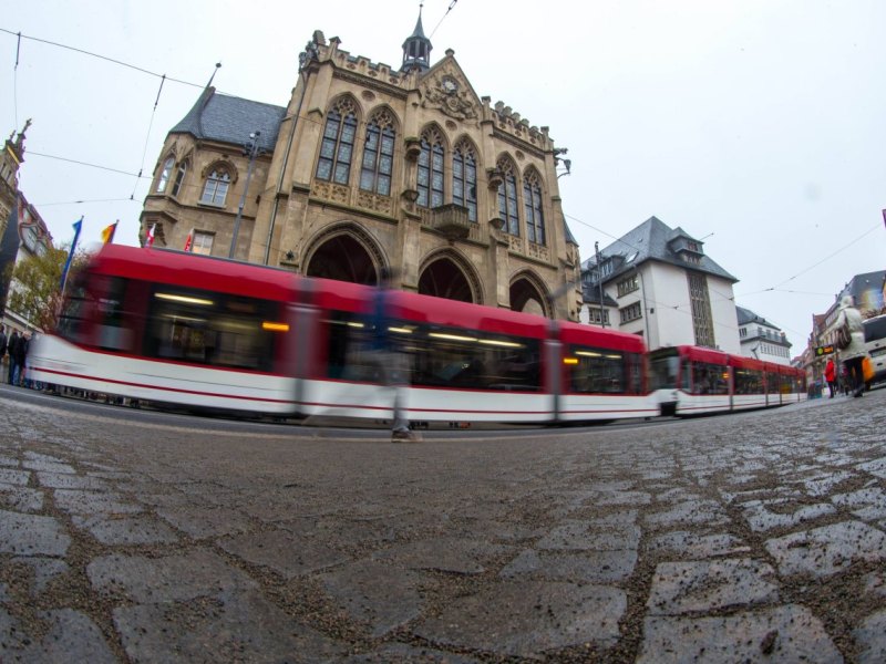 Straßenbahn auf dem Fischmarkt vor dem Rathaus in Erfurt