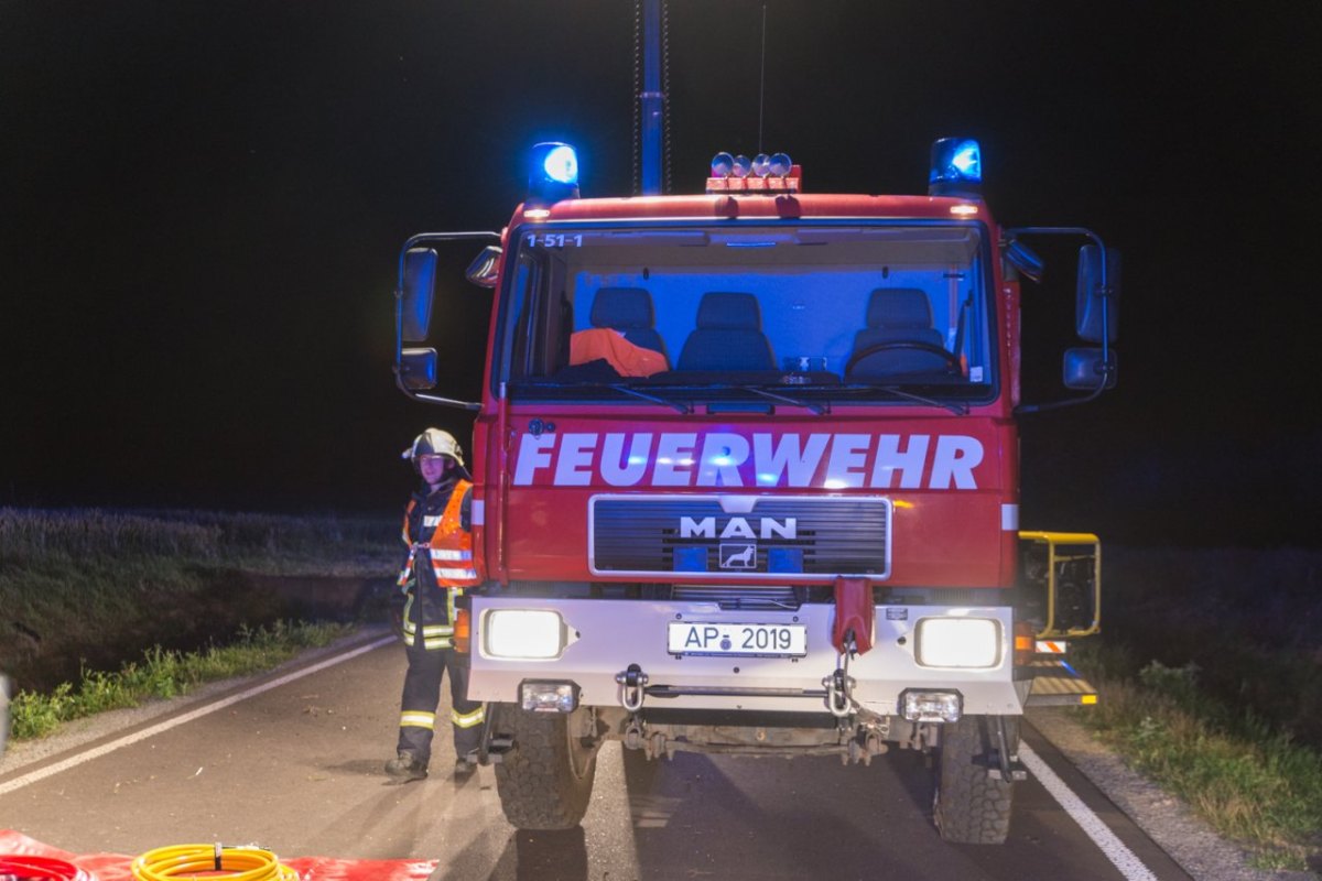 Symbolfoto_Blaulicht_Feuerwehr_Nachteinsatz.jpg