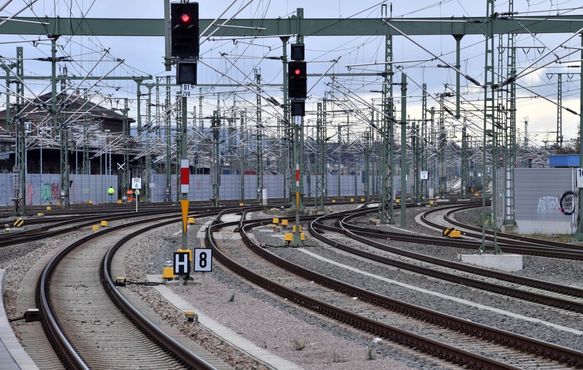 Symbolfoto Symbol Symbolbild Bahnhof Bahnsteig Bahngleis Gleis Sperrung Streckensperrung Hauptbahnhof Erfurt Erfurter Hbf Zug Bahnsteig Verspätung Rote Ampel Gleisvorfeld