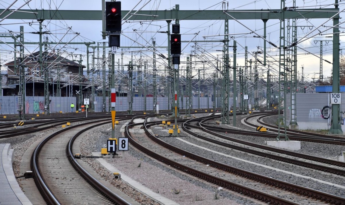 Symbolfoto Symbol Symbolbild Bahnhof Bahnsteig Bahngleis Gleis Sperrung Streckensperrung Hauptbahnhof Erfurt Erfurter Hbf Zug Bahnsteig Verspätung Rote Ampel Gleisvorfeld