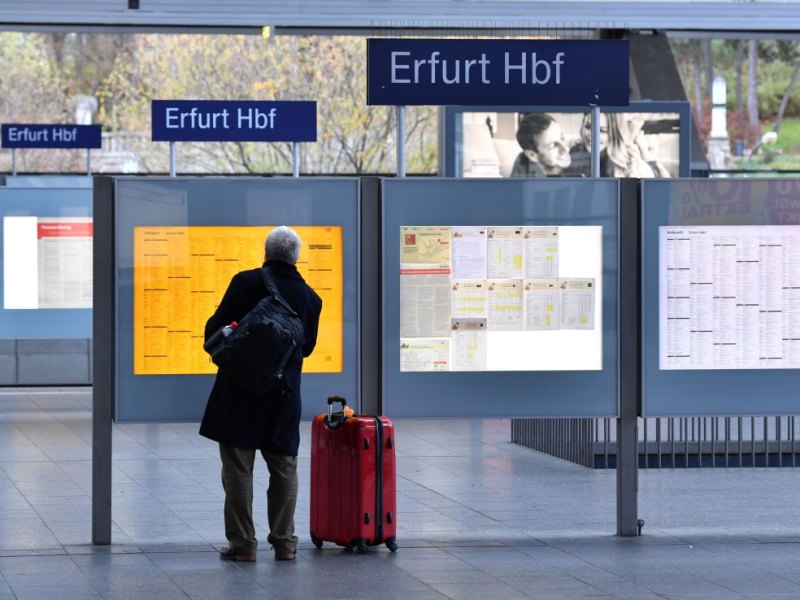 Symbolfoto Symbol Symbolbild Bahnhof Bahnsteig Bahngleis Gleis Sperrung Streckensperrung Hauptbahnhof Erfurt Erfurter Hbf Zug Bahnsteig Verspätung