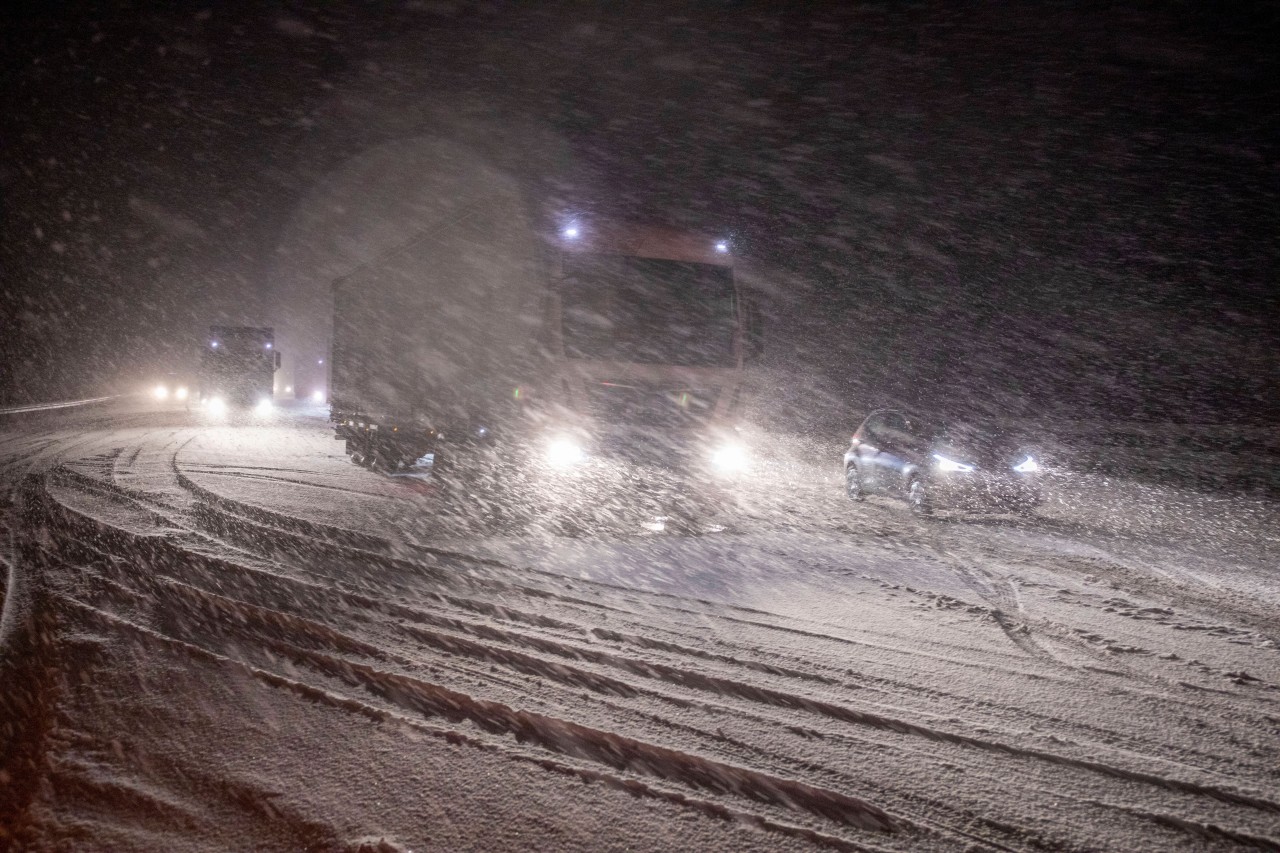 Das Wintergewitter brachte Schnee und Sturm mit sich und sorgte vor allem auf der A4 in Thüringen für Chaos.