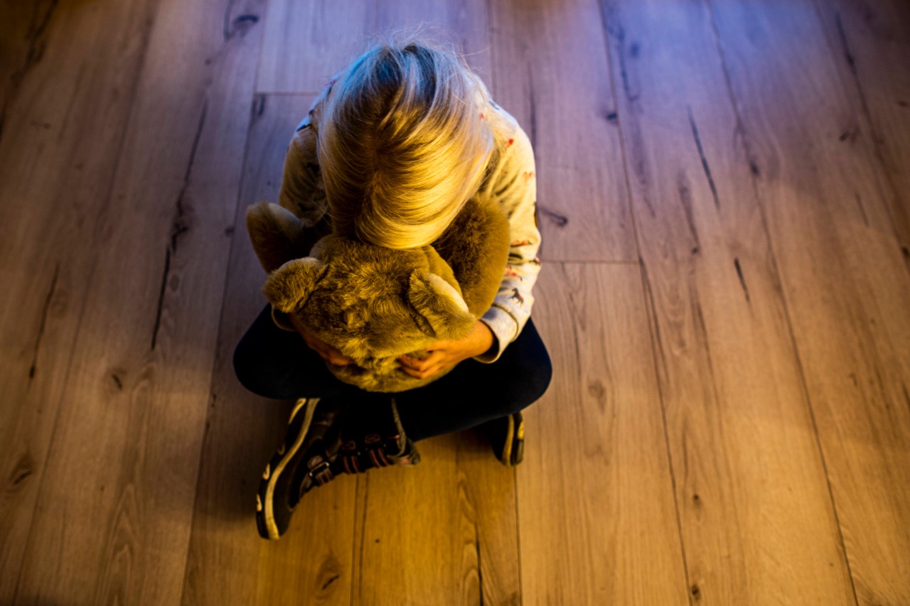 Ein Mann (68) aus Thüringen soll ein sieben Jahre altes Mädchen sexuell missbraucht haben. (Symbolbild)