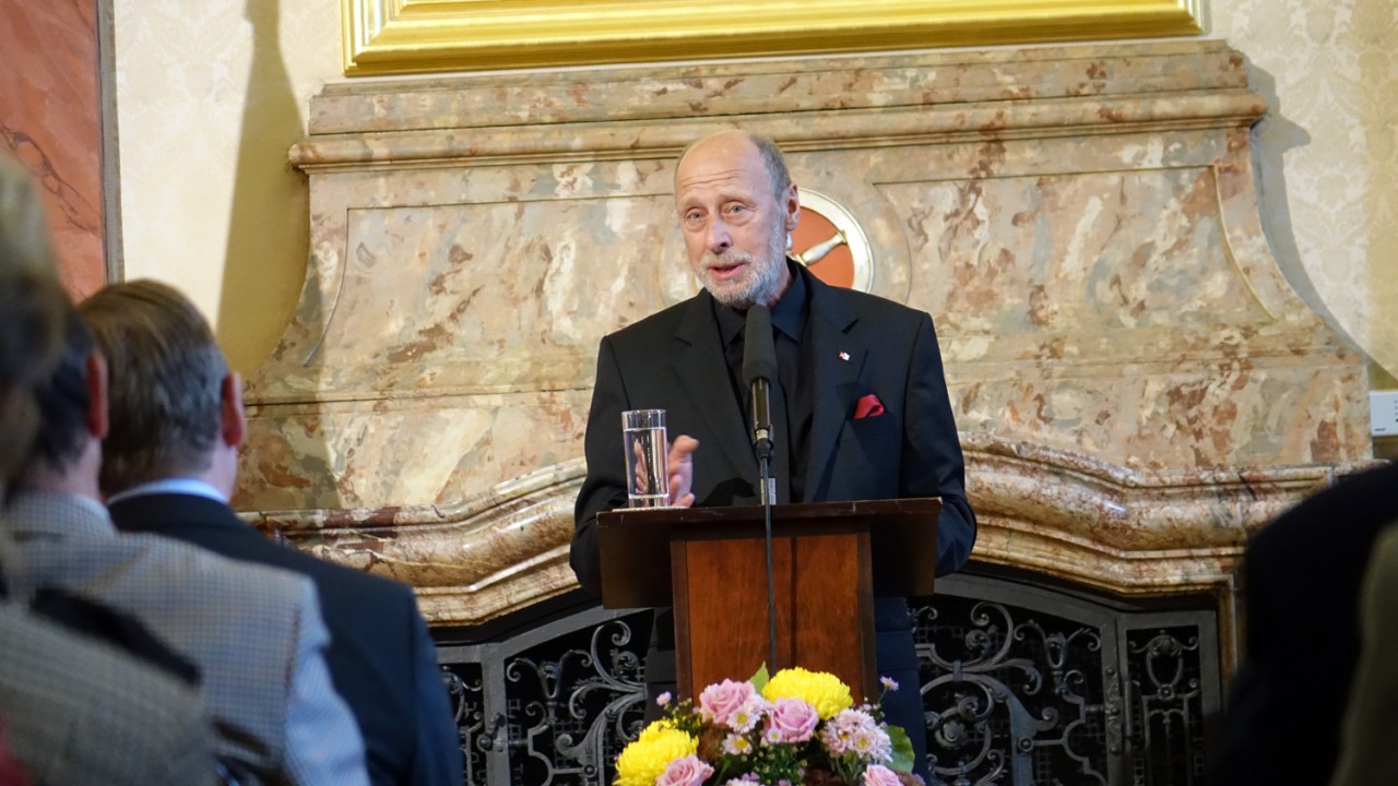 Der Journalist Martin Pollok steht bei der Verleihung des Verdienstordens ausnahmsweise selbst im Fokus der Aufmerksamkeit.