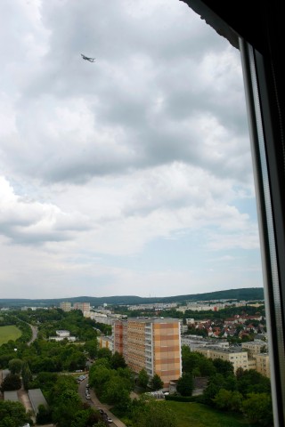 Trainingsflug über Erfurt: Anwohner am Herrenberg berichten, dass die Germania-Maschine denj Wohnblocks sehr nahe gekommen sein soll - deutlich näher als auf diesem Foto zu sehen.