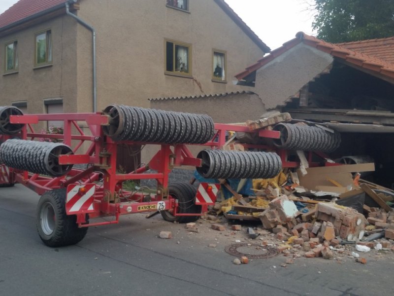 Traktor fährt in Haus