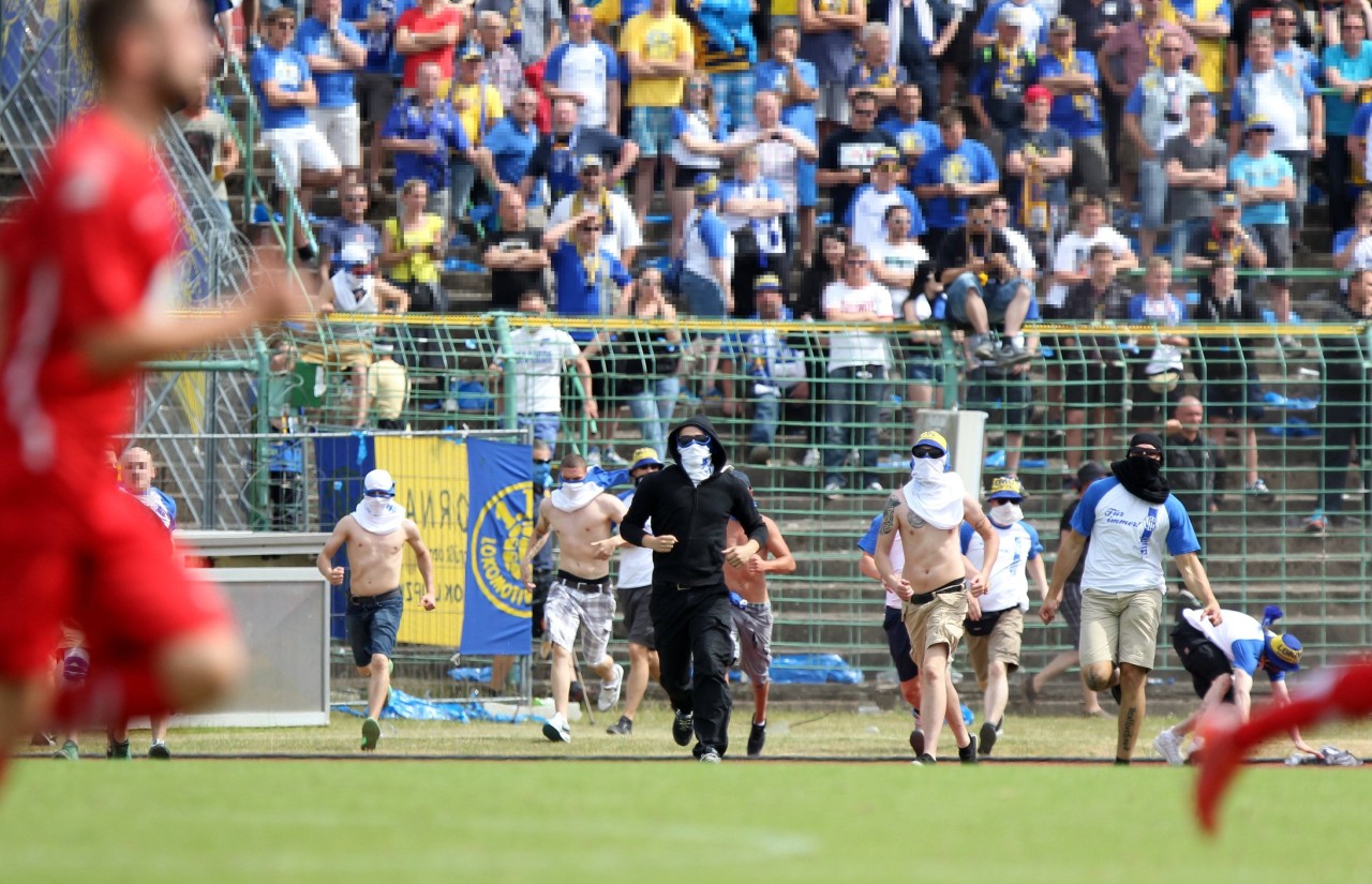 Bei dem Platzsturm der Leipziger Fans kommt die Polizei zum Einsatz. Es gibt mehrere Festnahmen, Tränengas kommt zum Einsatz, das Spiel wird nach langer Unterbrechung und wegen der Uneinsichtigkeit der Fans bzw. Hooligans abgebrochen - das Spiel endete 2:0 für Erfurt.