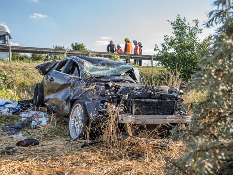 Unfall A4 Nohra Frankfurt am Main Freiwillige Feuerwehr rettet Insassen (1).jpg