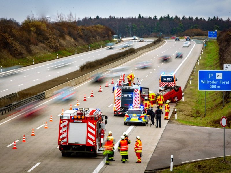 Unfall Autobahn Pkw überschlagen Dach