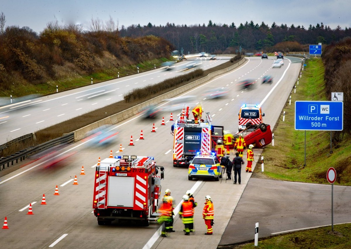 Unfall Autobahn Pkw überschlagen Dach