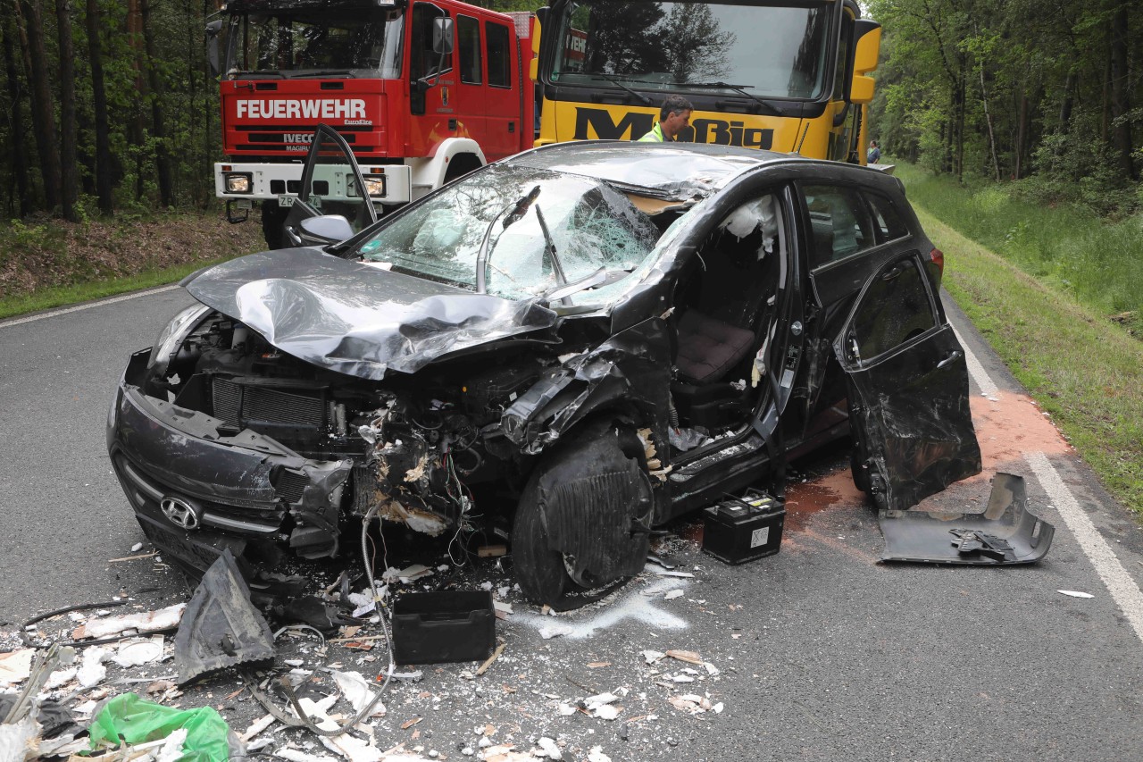 Das Auto ist in den Gegenverkehr gekracht.