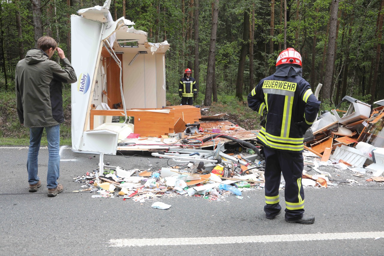 Nur noch ein Trümmerhaufen blieb von dem Familienwohnwagen übrig.