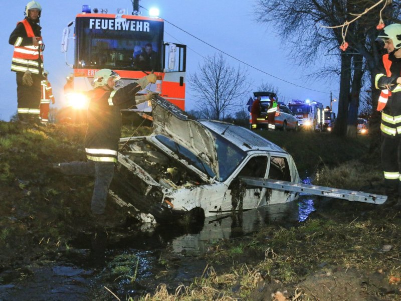 Unfall Stotternheim Nöda: Auto landet in Bach