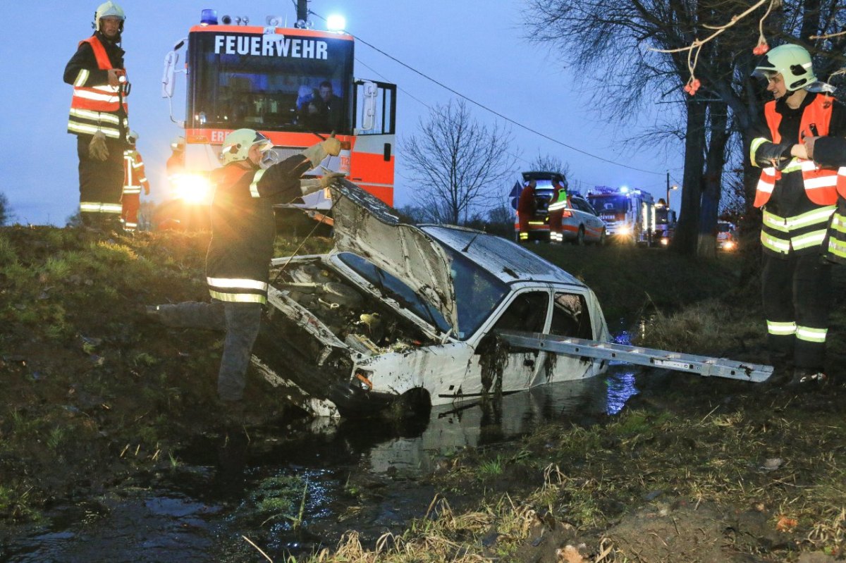 Unfall Stotternheim Nöda: Auto landet in Bach