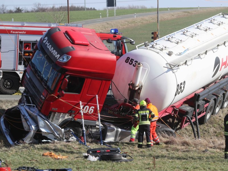 Unfall auf der B92 bei Weida - Lkw begräbt Auto unter sich
