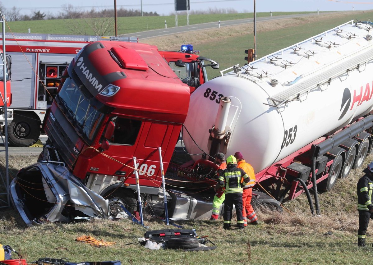 Unfall auf der B92 bei Weida - Lkw begräbt Auto unter sich