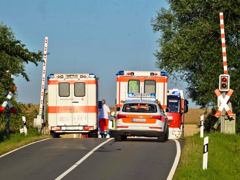 Unfall zwischen Auto und Zug an Bahnübergang in Höngeda
