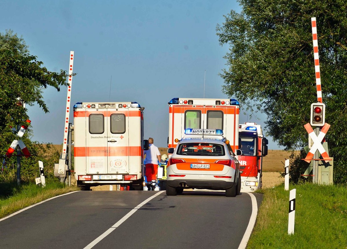 Unfall zwischen Auto und Zug an Bahnübergang in Höngeda