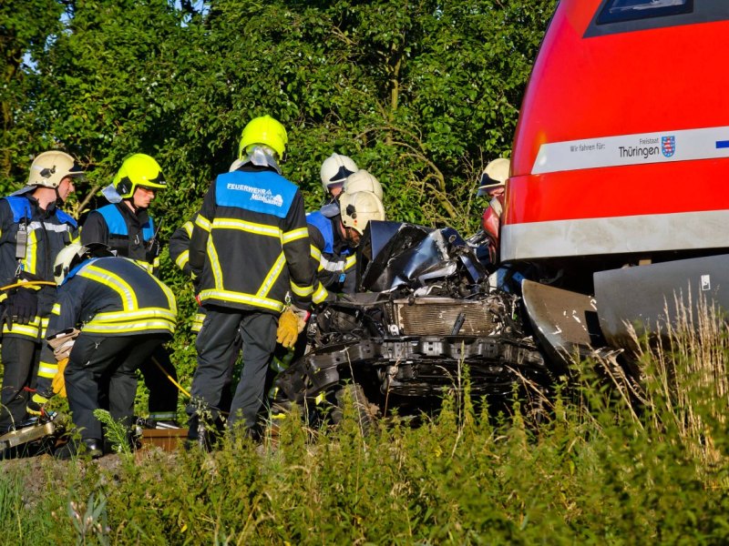 Unfall zwischen Auto und Zug an Bahnübergang in Höngeda
