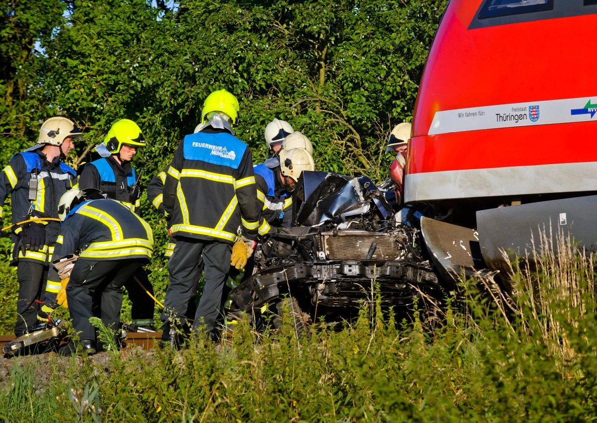 Unfall zwischen Auto und Zug an Bahnübergang in Höngeda