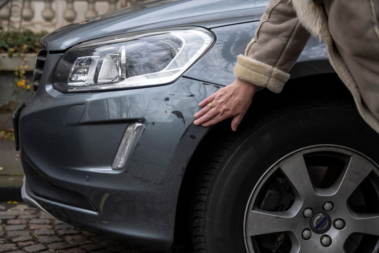 Ein Mann aus Thüringen hat beim Einparken ein anderes Auto beschädigt – und ist dann einfach in einem Wohnhaus verschwunden! (Symbolfoto)