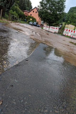 Starke Regenfälle und Unwetter haben in mehreren Thüringer Landkreisen und Sachsen für Überflutungen und Schäden gesorgt. Besonders betroffen war am Samstag der Landkreis Schmalkalden-Meiningen. Das Ausmaß in Bilder.