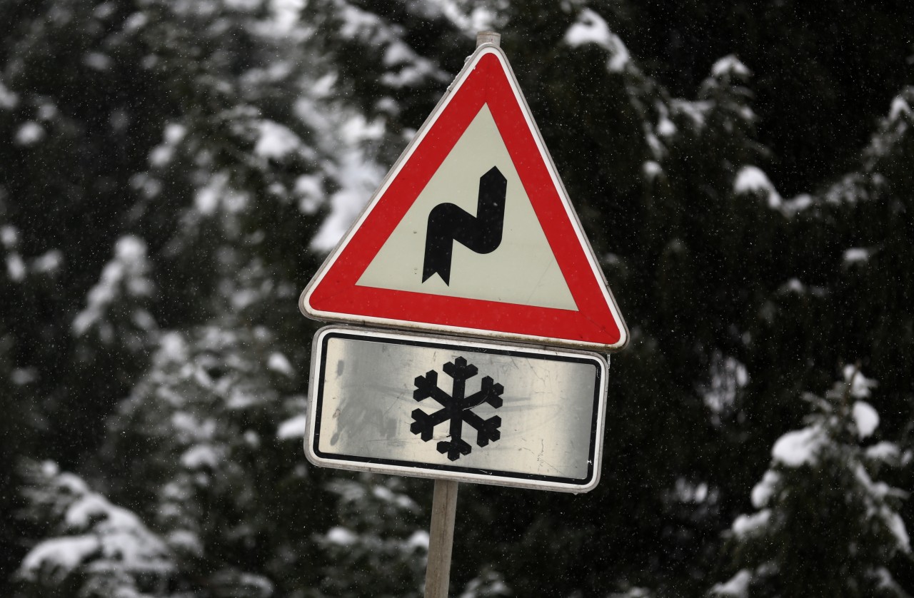 Der Deutsche Wetterdienst warnt jetzt in den kommenden Nächten vor glatten Fahrbahnen. (Symbolbild)