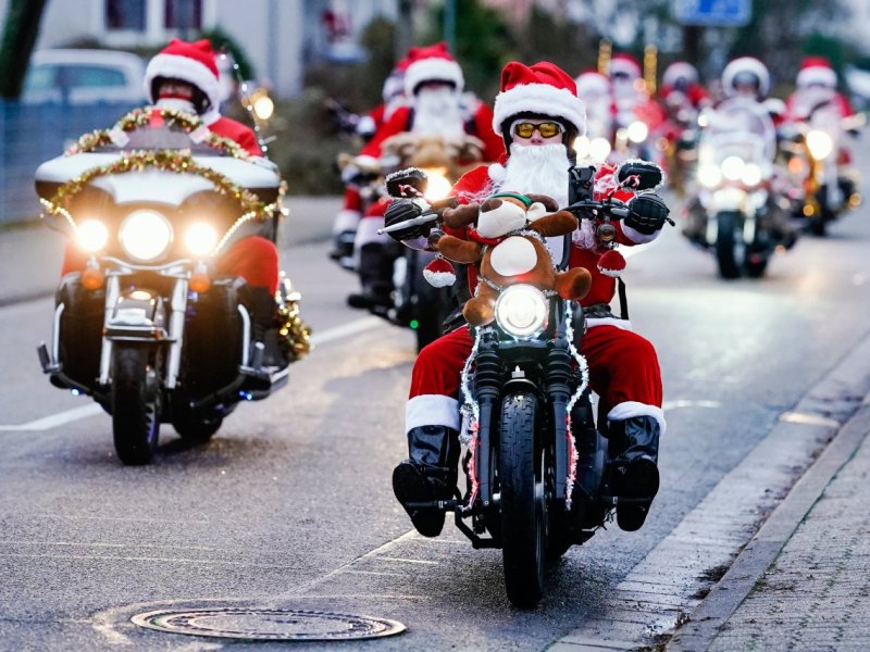 Weihnachtsmänner Mopeds Erfurt.jpg