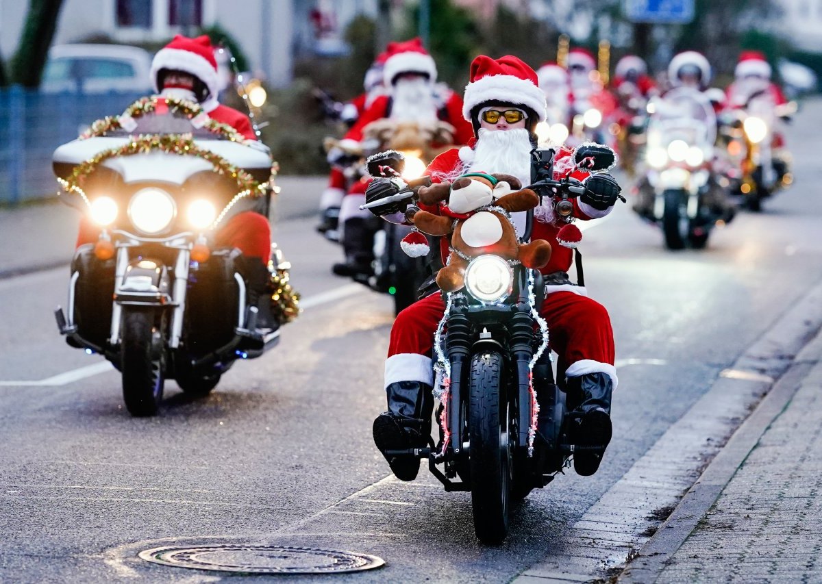 Weihnachtsmänner Mopeds Erfurt.jpg