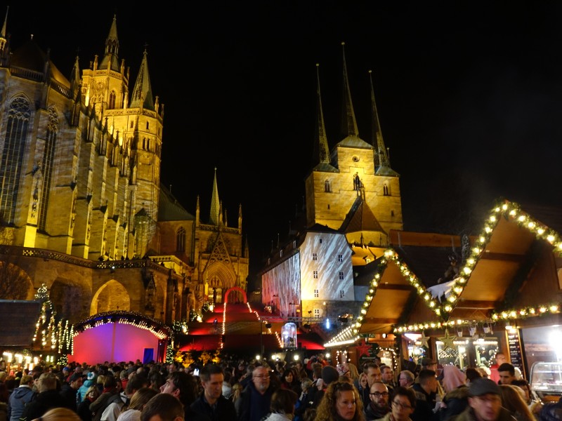 ... zusammen mit dem Dom und der Severikirche ...