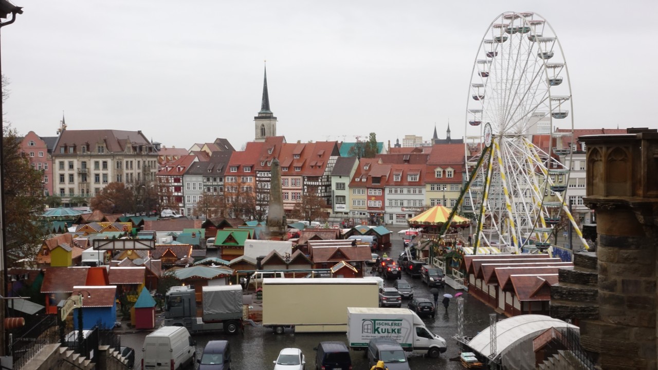 Noch wird auf dem Domplatz gearbeitet, damit der Weihnachtsmarkt rechtzeitig steht.